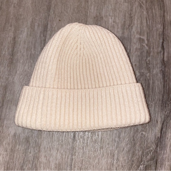 Bundle of two beanies in Gray and Cream - Picture 6 of 8